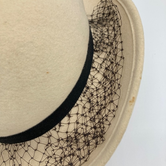 Vintage Sonni Wool Hat with Lace, Adorned with a Dragon brooch and feathers - Picture 4 of 12